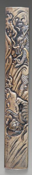 Kozuka en suaka à décor ciselé et incrusté...