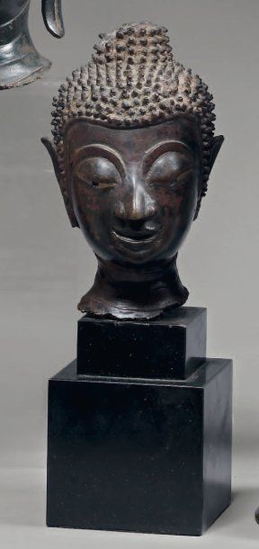 Tête de bouddha en bronze à patine brune,...
