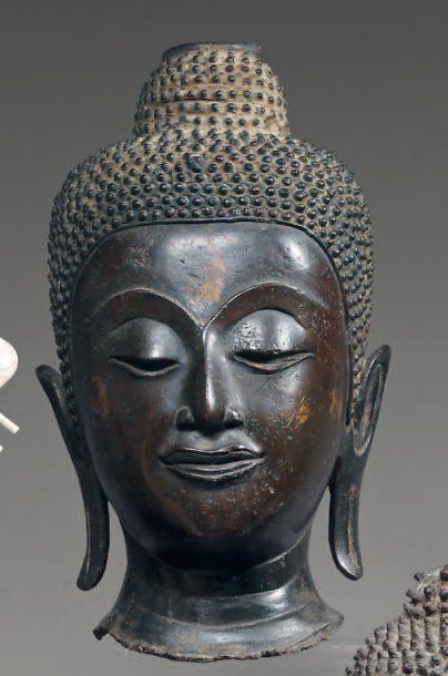 Tête de bouddha en bronze à patine brune,...