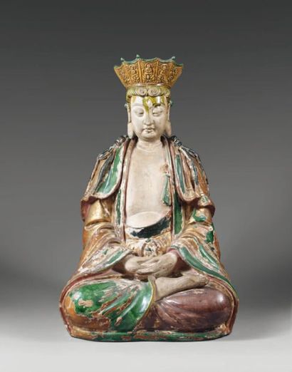 Statuette de divinité assise en grès émaillé...
