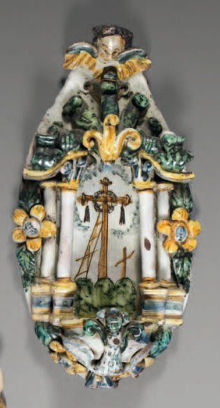 Italie, NAPLES
Bénitier décor polychrome...