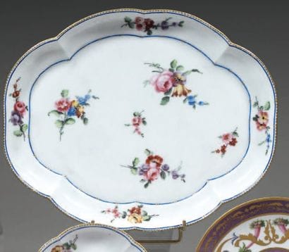 SEVRES
Plateau ovale de forme contournée...