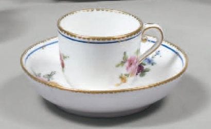SEVRES
Tasse et sa sous-tasse à décor polychrome...