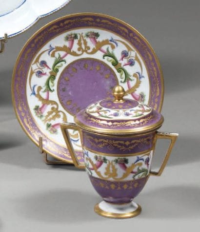 SEVRES
Grande tasse à toilette couverte et...