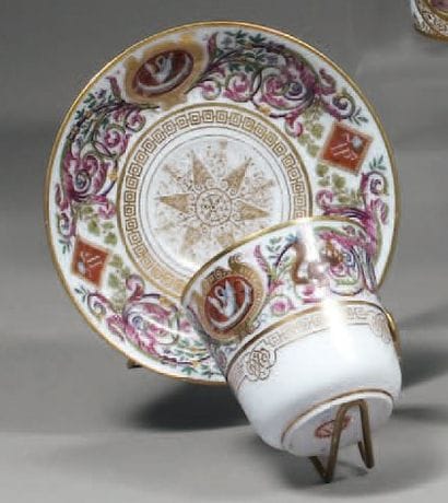 SEVRES
Tasse et sa sous-tasse. Décor polychrome...