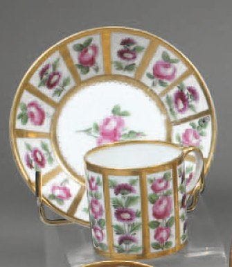 PARIS
Tasse litron et sa sous-tasse, à décor...