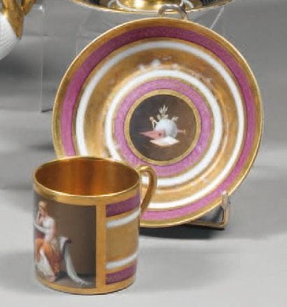 PARIS
Tasse litron et sa sous-tasse, à décor...