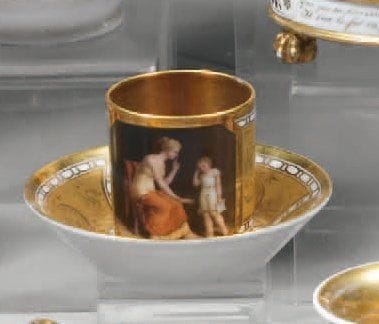 PARIS
Tasse litron et sa sous-tasse, à décor...