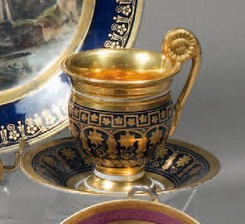 PARIS
Tasse à piédouche, à décor en camaïeu...