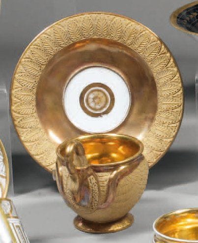 PARIS
Tasse en forme de cygne aux ailes déployées,...