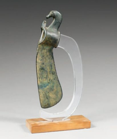 Hache à douille. Bronze patine verte et brune....