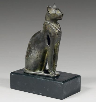 La Déesse chatte. Bronze creux patine vert...