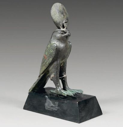 Horus. Bronze patine vert sombre légèrement...