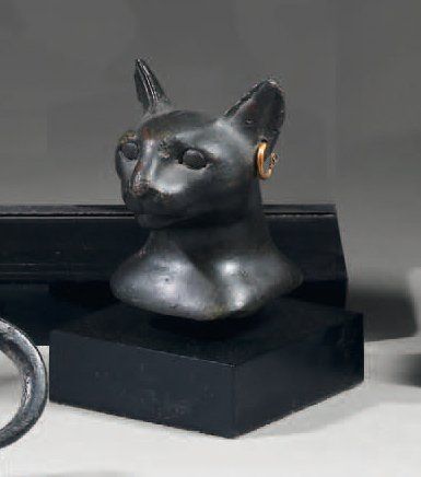Tête de Bastet. Bronze patine sombre, boucle...