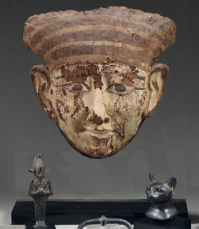 Masque-portrait funéraire en bois sculpté,...