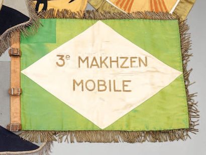 Fanion en soie verte et ivoire brodé au centre...