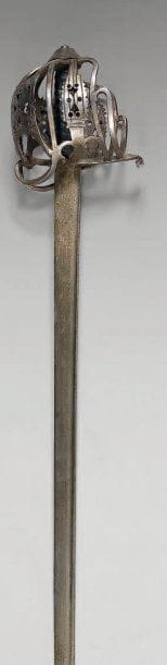Forte épée Claymore. Poignée en bois. Monture...