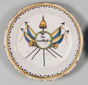 Nevers Assiette à bords contournés à décor...