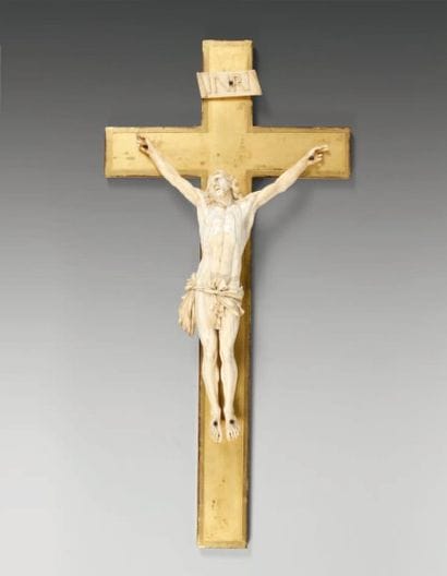 Crucifix composé d'un Christ en ivoire sculpté...