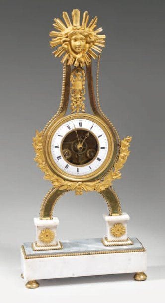 Petite pendule squelette en forme de lyre...
