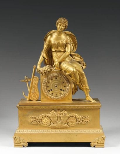 Pendule borne en bronze ciselé et doré au...