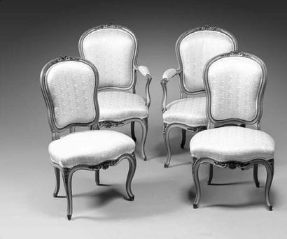 Partie de salon comprenant une paire de fauteuils...