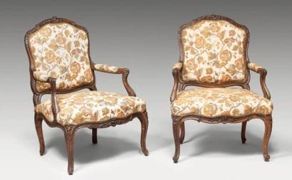 Paire de fauteuils à dossier plat en noyer...