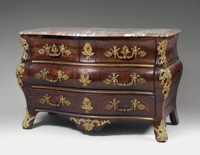 Commode tombeau galbée toutes faces en placage...