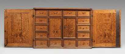 Cabinet en placage de bois indigène, tels...