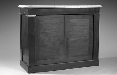 Commode à vantaux en acajou et placage d'acajou...