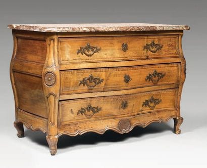 Commode galbée toutes faces en noyer mouluré...