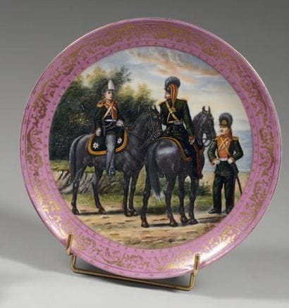 Grand plat en porcelaine polychrome, à décor...