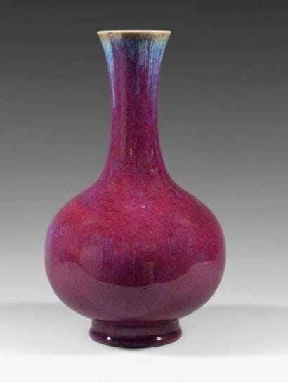 Vase de forme balustre en porcelaine émaillée...