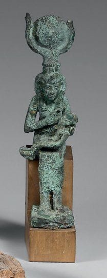 Isis allaitant Horus enfant Bronze à patine...