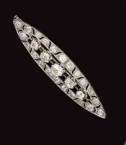 Broche en platine et or gris figurant une...