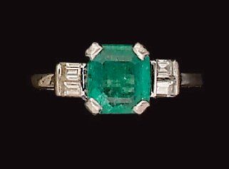 Bague en or gris, ornée d'une émeraude de...