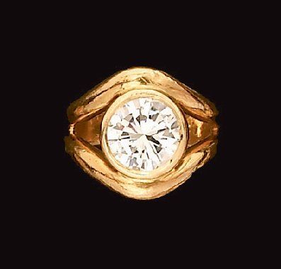 Bague en or jaune ornée en serti clos d'un...