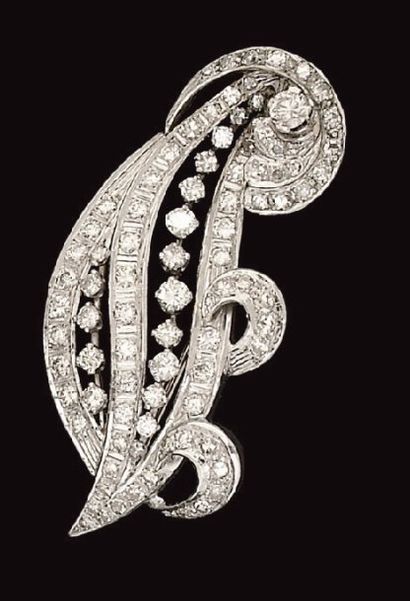 Broche lancéolée en platine et or gris à...