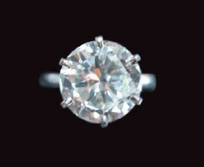 Bague en or gris sertie d'un diamant taillé...