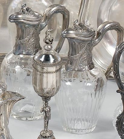 Paire de carafes en cristal gravé de cannelures...