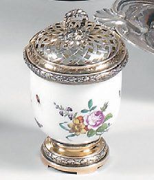 Brûle-parfum en porcelaine de Saxe polychrome,...