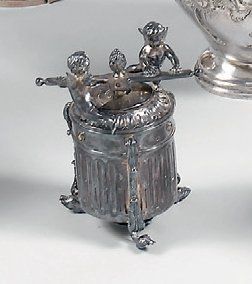 Moulin à poivre en argent cylindrique à décor...