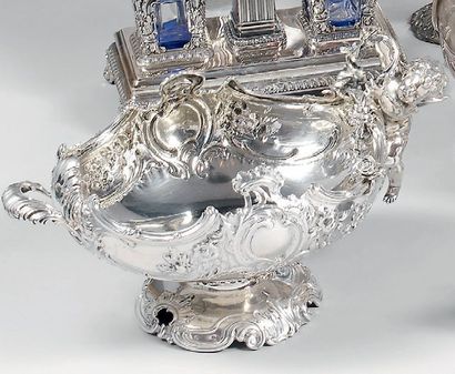 Grande coupe-jardinière en argent ciselé...