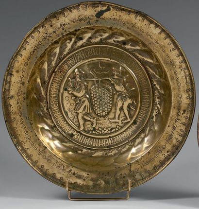 Plat de quête en laiton Décoré en repoussé,...