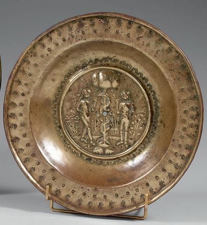 Plat de quête en laiton Décoré en repoussé,...