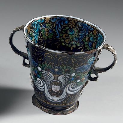 Tasse tronconique à anses à décor émaillé...