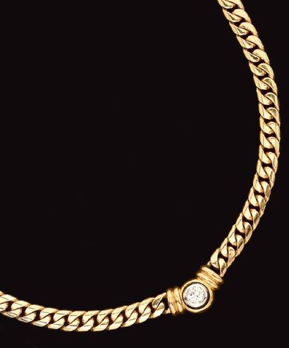 Collier en or, centré d'un diamant brillanté...