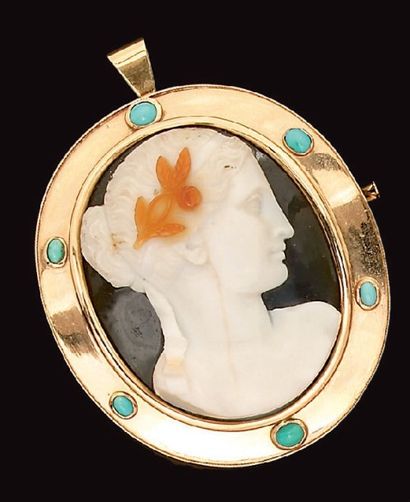 Broche pendentif ornée d'un camée agate à...