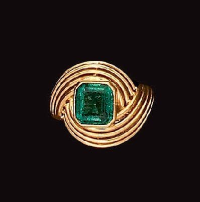 Bague en or jaune fileté sertie d'une émeraude...
