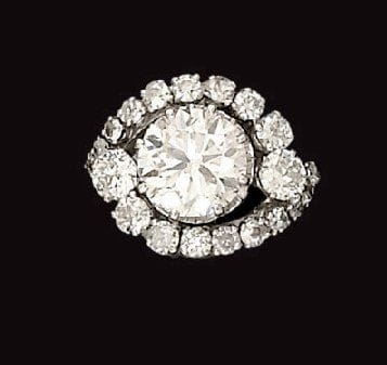 Bague en platine ornée d'un diamant taillé...